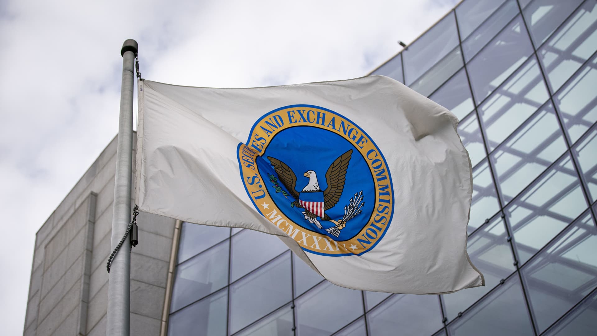 La SEC acusa a 2 empresas de utilizar el sistema «Pump & Dump»