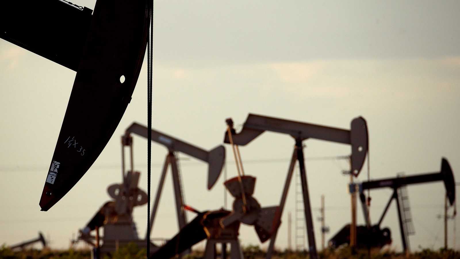 La OPEP acuerda reducir 2 millones de barriles diarios.