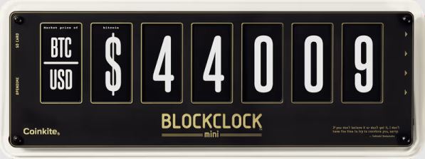 Amantes de las criptomonedas con el reloj Blockclock Bitcoin