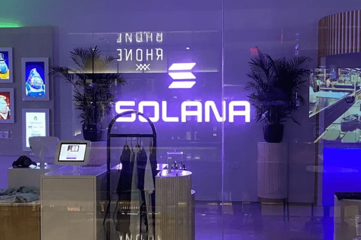 Solana anuncia cierre de sus tiendas físicas en Miami y Nueva York