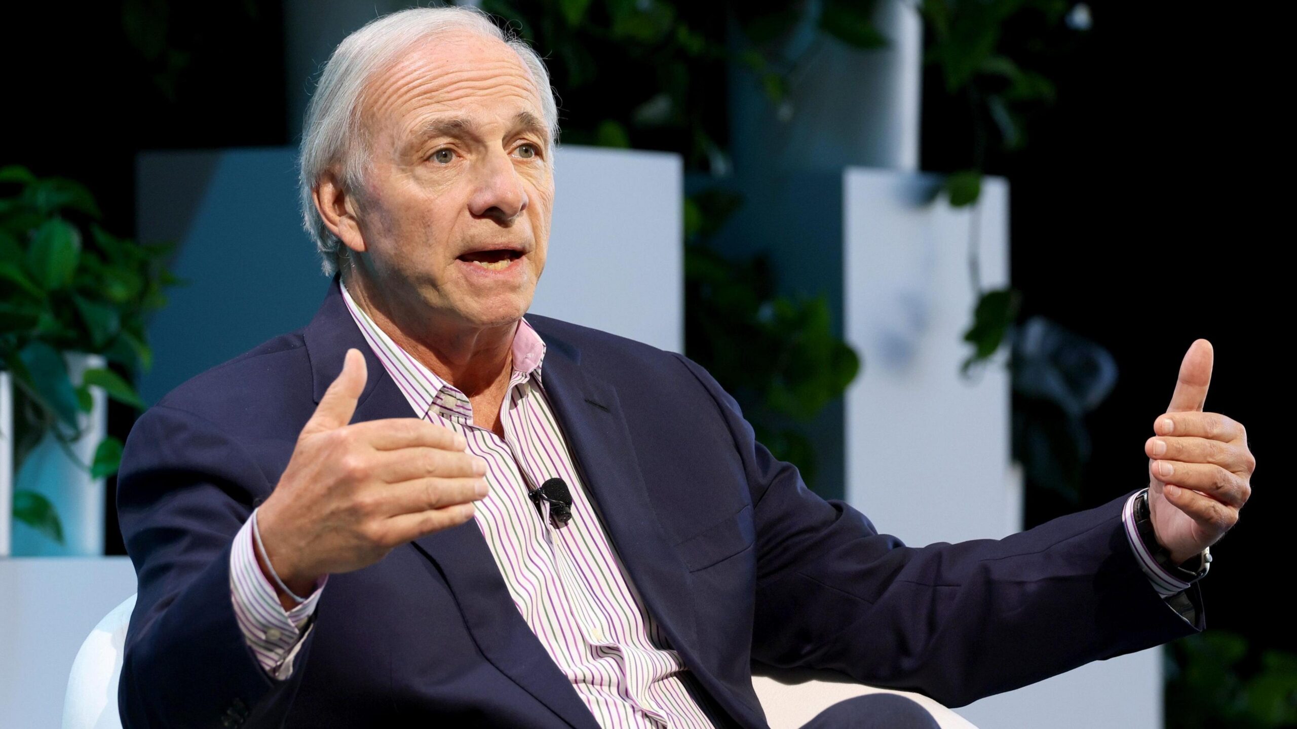 Ray Dalio recomienda destinar el 15% de la cartera a Bitcoin o al oro ante la devaluación monetaria