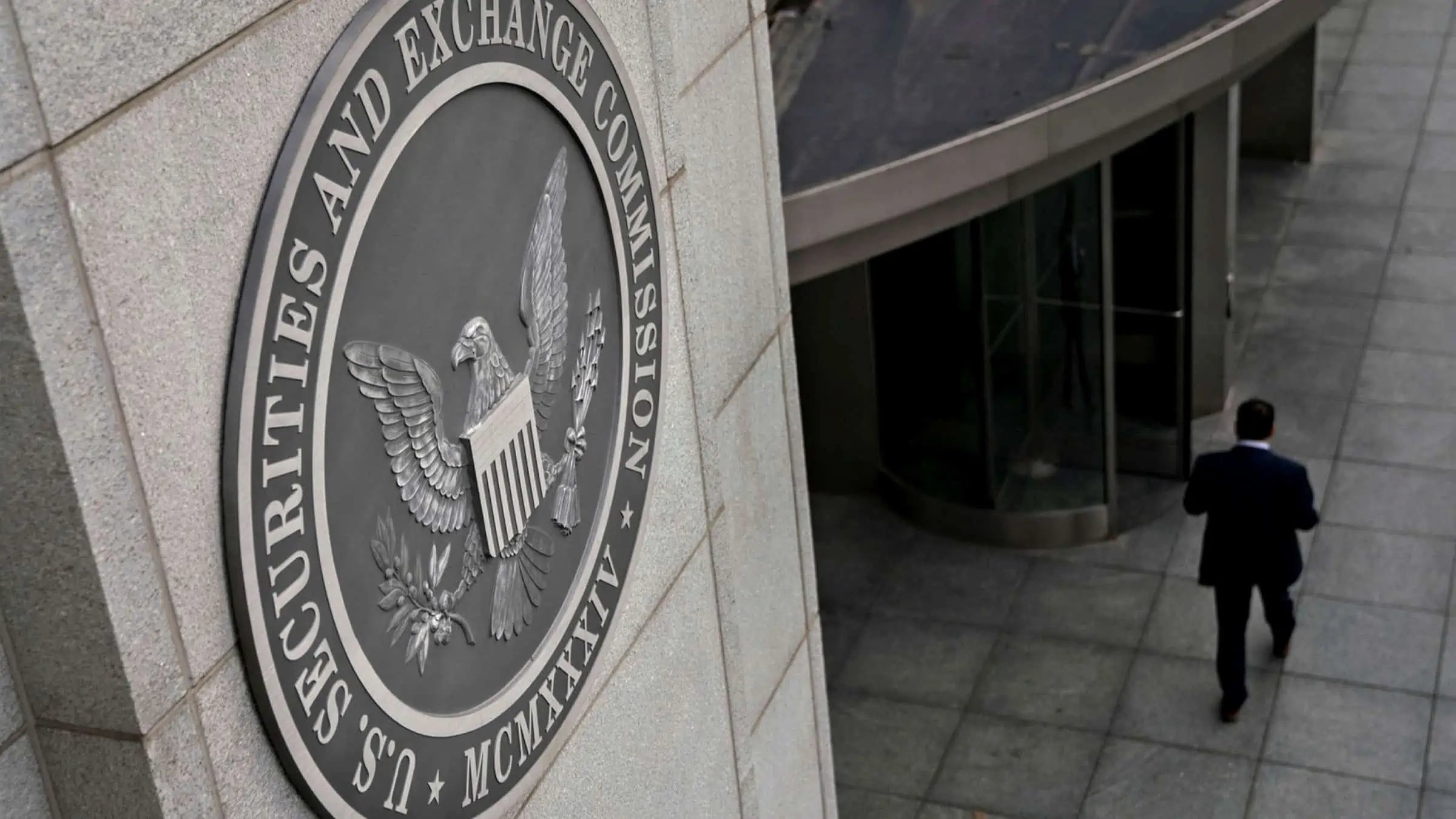 La SEC podría aprobar ETFs de criptomonedas con nuevos estándares automáticos