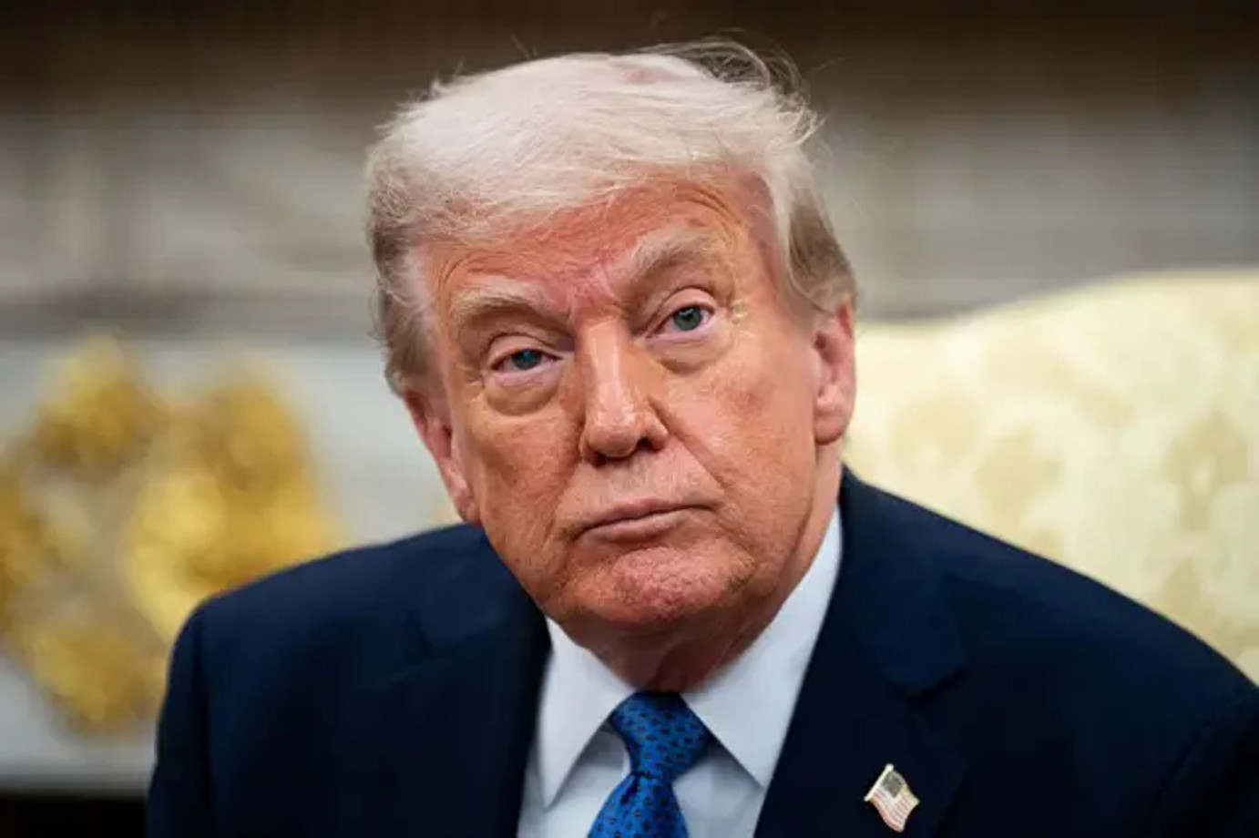 Trump niega conocer la inversión de $500 millones de los EAU en su empresa de cripto, mientras crecen las acusaciones de conflicto de interés